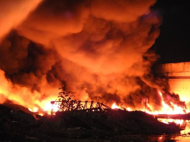 Materiais inflamáveis estão dificultando o controle do incêndio no Polo Industrial de Manaus