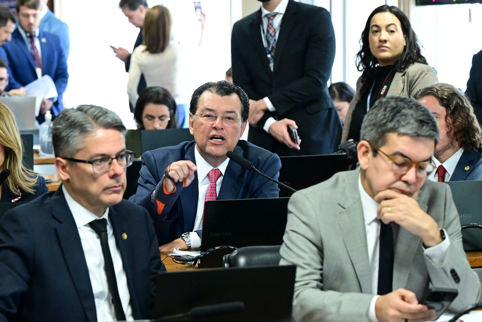 Com voto e liderança de Eduardo Braga, CCJ do Senado rejeita PEC da Blindagem