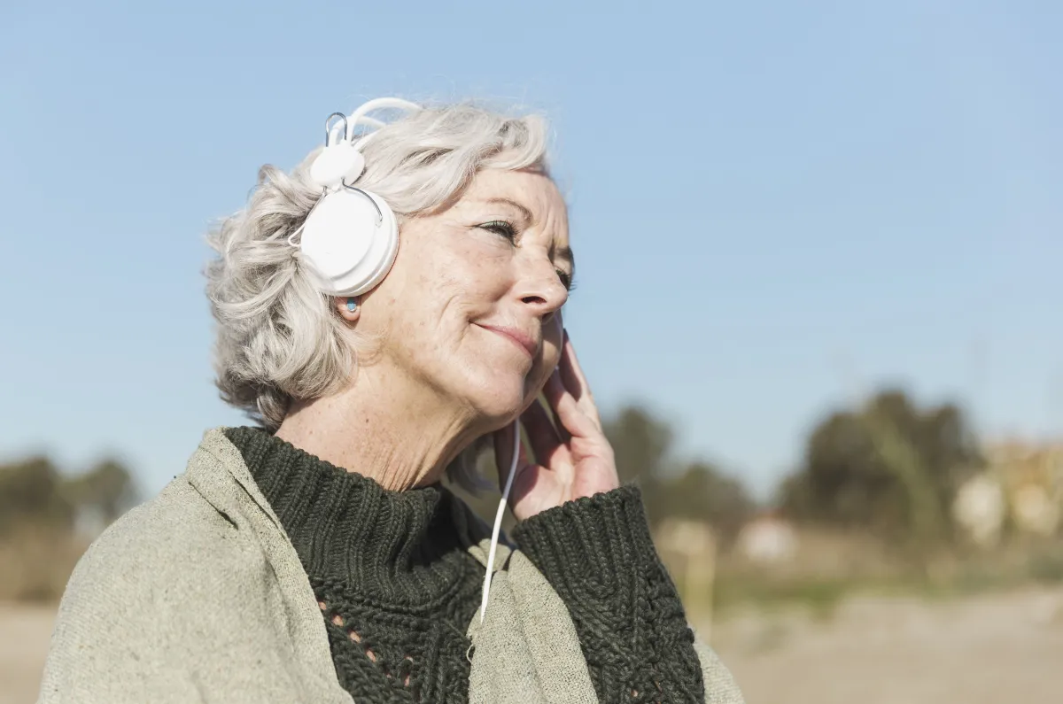 Ouvir música pode reduzir risco de demência aos 70 anos, diz estudo